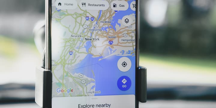 अब अगर आप हमेशा कम समय में मंजिल तक पहुंचना चाहते हैं तो Google Maps की ये एक सेटिंग बंद कर सकते हैं. इसके लिए आपको Google Maps पर जाना है. इसके बाद Settings में जाएं औरर Navigation का ऑप्शन खोलें. अब नीचे जाकर Prefer Fuel-Efficient Routes को Off कर दें. इसके बाद Google Maps आपको सबसे तेज रास्ते ही दिखाएगा.