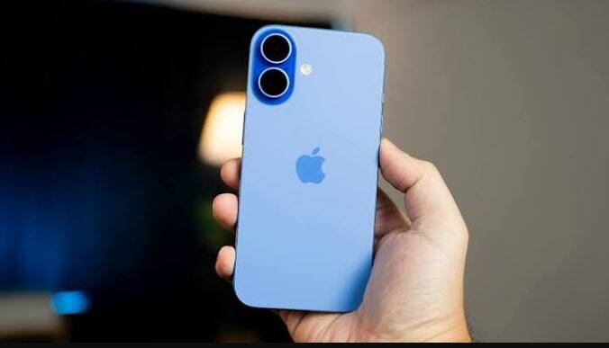 iPhone 16 Price Drop : ਐਪਲ ਦੇ ਸਭ ਤੋਂ ਲੋਕਪ੍ਰਿਯ ਆਈਫੋਨਾਂ ਵਿੱਚੋਂ ਇੱਕ iPhone 16 ਇਸ ਸਮੇਂ ਭਾਰੀ ਛੂਟ ਨਾਲ ਉਪਲਬਧ ਹੈ। ਇਸ ਆਫਰ ਦਾ ਫਾਇਦਾ ਚੁੱਕ ਕੇ ਤੁਸੀਂ 20,000 ਰੁਪਏ ਤੱਕ ਦੀ ਬਚਤ ਕਰ ਸਕਦੇ ਹੋ। ਦੱਸਣਯੋਗ ਹੈ ਕਿ ਪਿਛਲੇ ਸਾਲ ਦੁਨੀਆ ਭਰ ਵਿੱਚ ਸਭ ਤੋਂ ਵੱਧ ਵਿਕਣ ਵਾਲੇ ਇਸ ਆਈਫੋਨ ਵਿੱਚ ਕਈ ਸ਼ਾਨਦਾਰ ਫੀਚਰ ਮਿਲਦੇ ਹਨ।iPhone 17 ਦੇ ਲਾਂਚ ਹੋਣ ਤੋਂ ਬਾਅਦ ਵੀ ਇਸ ਦੀ ਵਿਕਰੀ ਵਿੱਚ ਕੋਈ ਖਾਸ ਕਮੀ ਨਹੀਂ ਆਈ ਅਤੇ ਲੋਕ ਇਸਨੂੰ ਖੂਬ ਪਸੰਦ ਕਰ ਰਹੇ ਹਨ। ਜੇਕਰ ਤੁਸੀਂ ਸ਼ਾਨਦਾਰ ਡਿਜ਼ਾਈਨ, ਤਾਕਤਵਰ ਫੀਚਰ ਅਤੇ ਐਪਲ ਦਾ ਪ੍ਰੀਮੀਅਮ ਐਕਸਪੀਰੀਅੰਸ ਚਾਹੁੰਦੇ ਹੋ, ਤਾਂ iPhone 16 ਤੁਹਾਡੇ ਲਈ ਵਧੀਆ ਚੋਣ ਹੋ ਸਕਦਾ ਹੈ।