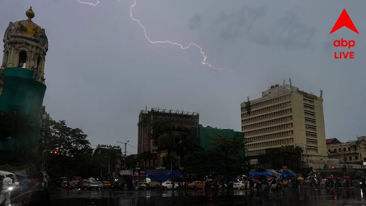 আবহাওয়া বিশেষজ্ঞদের মতে, উপকূলবর্তী জেলা, গাঙ্গেয় পশ্চিমবঙ্গ এবং উত্তরবঙ্গের পাহাড়ি জেলাগুলিতে বৃষ্টির প্রভাব বেশি পড়তে পারে। ভারী বৃষ্টির জেরে জল জমা, ভূমিধস এবং নদীর জলস্তর বৃদ্ধির আশঙ্কাও উড়িয়ে দেওয়া যাচ্ছে না।