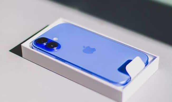 iPhone 16 'ਤੇ ਕਿੱਥੇ ਮਿਲ ਰਹੀ ਹੈ ਛੂਟ?  ਭਾਰਤ ਵਿੱਚ ਇਸ ਆਈਫੋਨ ਦੀ ਸ਼ੁਰੂਆਤੀ ਕੀਮਤ 79,900 ਰੁਪਏ ਸੀ, ਪਰ ਹੁਣ ਇਹ ਕਾਫੀ ਸਸਤਾ ਹੋ ਗਿਆ ਹੈ। ਫਲਿਪਕਾਰਟ 'ਤੇ ਇਹ ਫੋਨ 16,000 ਰੁਪਏ ਦੀ ਸਿੱਧੀ ਛੂਟ ਤੋਂ ਬਾਅਦ 63,900 ਰੁਪਏ ਵਿੱਚ ਲਿਸਟ ਕੀਤਾ ਗਿਆ ਹੈ। ਇਸ ਤੋਂ ਇਲਾਵਾ, 4,000 ਰੁਪਏ ਦਾ ਬੈਂਕ ਆਫਰ ਵੀ ਮਿਲ ਰਿਹਾ ਹੈ। ਇਸ ਤਰ੍ਹਾਂ ਕੁੱਲ 20,000 ਰੁਪਏ ਦੀ ਛੂਟ ਤੋਂ ਬਾਅਦ ਤੁਸੀਂ ਇਹ iPhone 16 ਸਿਰਫ਼ 59,900 ਰੁਪਏ ਵਿੱਚ ਖਰੀਦ ਸਕਦੇ ਹੋ। ਇਸ ਕੀਮਤ 'ਤੇ ਇਹ ਇੱਕ ਬਹੁਤ ਹੀ ਵਧੀਆ ਡੀਲ ਸਾਬਤ ਹੋ ਸਕਦੀ ਹੈ।