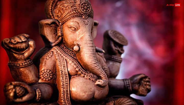 इस दिन आषाढ़ कृष्ण पक्ष की कृष्णपिंगल संकष्टी चतुर्थी 3 जुलाई 2026 को सुबह 11.20 पर शुरू होगी और अगले दिन 4 जुलाई 2026 को दोपहर 12,39 पर समाप्त होगी.