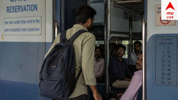 যদি রিজার্ভেশনের টিকিট না থাকে, তার পরও কোনও ব্যক্তি সংরক্ষিত কামরায় ঢুকে পড়েন সেক্ষেত্রে নতুন বিধি অনুযায়ী ২০০০ টাকা পর্যন্ত জরিমানা করা হবে।