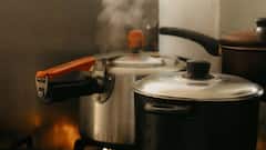 Pressure Cooker Safety: इन गलतियों की वजह से फट जाता है प्रेशर कुकर, खाना बनाते वक्त ध्यान रखें ये बातें