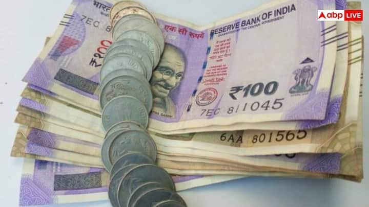કિસાન વિકાસ પત્ર (KVP) ને સામાન્ય બોલચાલની ભાષામાં 'મની ડબલિંગ સ્કીમ' પણ કહેવાય છે. જો તમે શેરબજારના જોખમોથી દૂર રહીને એકદમ સુરક્ષિત રોકાણ કરવા માંગતા હો, તો આ સ્કીમ તમારા માટે બેસ્ટ ઓપ્શન બની શકે છે. આનો સૌથી મોટો ફાયદો એ છે કે આમાં ભારત સરકાર પોતે તમારી રકમની સુરક્ષાની ગેરંટી લે છે. તેથી બજારમાં ગમે તેટલી ઉથલપાથલ થાય, તમારા પૈસા પર કોઈ જ જોખમ આવતું નથી અને તમને એક નિશ્ચિત સમયે સારું વળતર મળી જાય છે.