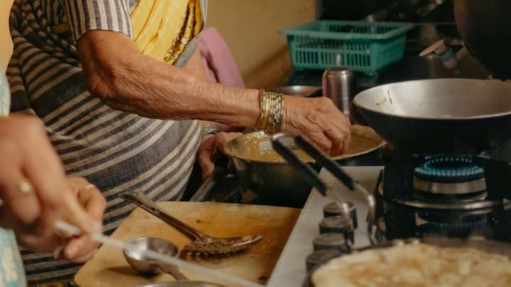 इन सभी तरीकों को अपनाते समय कुछ छोटी-छोटी बातों का ध्यान रखना बहुत जरूरी है. लाइटर को साफ करने से पहले हमेशा यह सुनिश्चित कर लें कि उसकी फ्लेम बंद हो और वो ठंडा हो. साथ ही कपड़े या कॉटन को हल्का नम रखें, ज्यादा गीला न करें, क्योंकि ज्यादा नमी लाइटर के अंदर के मेकैनिज्म में जाकर उसे खराब कर सकती है. साफ करने के बाद लाइटर को कुछ मिनट खुली हवा में रखें, इससे अगर हल्की नमी रह भी गई हो तो वो उड़ जाएगी और लाइटर सही तरीके से काम करता रहेगा.