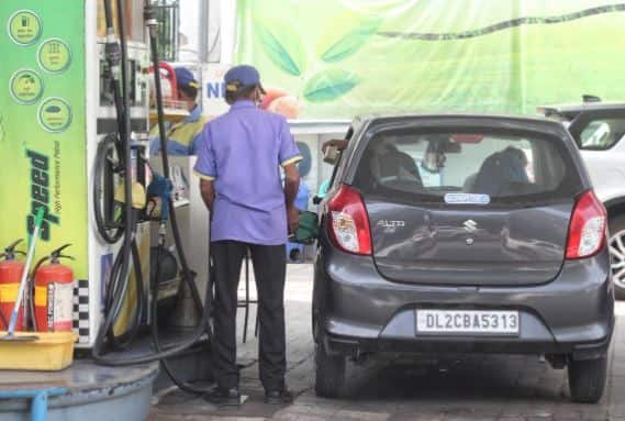 E20 Petrol Older Cars : ਭਾਰਤ ਸਰਕਾਰ ਵੱਲੋਂ ਵੱਧ ਰਹੀਆਂ ਪੈਟਰੋਲ-ਡੀਜ਼ਲ ਦੀਆਂ ਕੀਮਤਾਂ ਅਤੇ ਪ੍ਰਦੂਸ਼ਣ ਨੂੰ ਘਟਾਉਣ ਲਈ ਐਥਨੋਲ ਨੂੰ ਨਵੇਂ ਇੰਧਨ ਵਜੋਂ ਉਤਸ਼ਾਹਿਤ ਕੀਤਾ ਜਾ ਰਿਹਾ ਹੈ। ਹੁਣ ਦੇਸ਼ ਦੇ ਜ਼ਿਆਦਾਤਰ ਪੈਟਰੋਲ ਪੰਪਾਂ 'ਤੇ E20 ਪੈਟਰੋਲ ਉਪਲਬਧ ਹੈ ਪਰ ਅਪ੍ਰੈਲ 2023 ਤੋਂ ਪਹਿਲਾਂ ਬਣੀਆਂ ਕਾਰਾਂ ਅਤੇ ਬਾਈਕਾਂ ਲਈ ਇਹ ਚਿੰਤਾ ਦਾ ਵਿਸ਼ਾ ਬਣ ਗਿਆ ਹੈ, ਕਿਉਂਕਿ ਉਹ ਉੱਚ ਐਥਨੋਲ ਮਿਸ਼ਰਣ ਵਾਲੇ ਫਿਊਲ ਲਈ ਡਿਜ਼ਾਇਨ ਨਹੀਂ ਕੀਤੀਆਂ ਗਈਆਂ ਸਨ। ਅਜਿਹੇ ਵਿੱਚ ਪੁਰਾਣੀਆਂ ਗੱਡੀਆਂ ਵਿੱਚ E20 ਪੈਟਰੋਲ ਦੀ ਵਰਤੋਂ ਨਾਲ ਮਾਈਲੇਜ ਘਟਣ, ਇੰਜਣ ਦੇ ਪਾਰਟ ਖਰਾਬ ਹੋਣ ਅਤੇ ਜੰਗ ਲੱਗਣ ਦਾ ਖਤਰਾ ਵੱਧ ਸਕਦਾ ਹੈ। ਜੇ ਤੁਸੀਂ ਆਪਣੀ ਪੁਰਾਣੀ ਕਾਰ ਨੂੰ ਇਸ ਨੁਕਸਾਨ ਤੋਂ ਬਚਾਉਣਾ ਚਾਹੁੰਦੇ ਹੋ ਤਾਂ ਇਹ 5 ਜ਼ਰੂਰੀ ਕੰਮ ਜ਼ਰੂਰ ਕਰੋ।1. ਫਿਊਲ ਸਿਸਟਮ ਕਲੀਨਰ ਦੀ ਵਰਤੋਂ ਕਰੋ  ਐਥਨੋਲ ਦੇ ਮਾੜੇ ਪ੍ਰਭਾਵਾਂ ਤੋਂ ਇੰਜਣ ਨੂੰ ਬਚਾਉਣ ਲਈ ਫਿਊਲ ਸਿਸਟਮ ਕਲੀਨਰ ਵਰਤਣਾ ਇੱਕ ਆਸਾਨ ਅਤੇ ਸਸਤਾ ਤਰੀਕਾ ਹੈ। ਜਦੋਂ ਵੀ ਪੈਟਰੋਲ ਭਰਵਾਓ, ਮਾਹਿਰਾਂ ਦੀ ਸਲਾਹ ਅਨੁਸਾਰ ਕਲੀਨਰ ਵੀ ਸ਼ਾਮਲ ਕਰੋ। ਇਹ ਇੰਜਣ ਦੇ ਕੰਬਸ਼ਨ ਚੈਂਬਰ ਅਤੇ ਫਿਊਲ ਲਾਈਨਾਂ ਵਿੱਚ ਇਕੱਠੀ ਹੋਣ ਵਾਲੀ ਗੰਦਗੀ ਅਤੇ ਨਮੀ ਨੂੰ ਸਾਫ ਰੱਖਦਾ ਹੈ। ਇਹ ਬਾਜ਼ਾਰ ਵਿੱਚ ₹100 ਤੋਂ ₹300 ਤੱਕ ਆਸਾਨੀ ਨਾਲ ਮਿਲ ਜਾਂਦਾ ਹੈ।