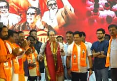 उद्धव ठाकरेंच्या गळ्यात कवड्याची माळ, हाती भवानी तलवार; धाराशिवमधून ठाकरेंचा ओमराजेंना म्हणाले, हा 'गद्दार'