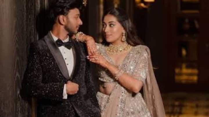 कॅमेऱ्यासमोर एकमेकांकडे बघून हसणारे, एकमेकांचा हात हातात घेणारे केतन आणि सिया हे एक 'परफेक्ट कपल' वाटत होते.
