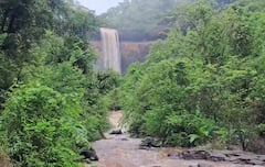 Rain Update: मान्सूच्या पहिल्या पावसाचा आनंद, परशुराम घाटातील धबधबा वाहू लागला; पर्यंटकांनी, प्रवाशांनी आनंद लुटला