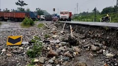 Weather Update: কোথাও নেমেছে ধস, ভেঙেছে বেইলি ব্রিজ, কোথাও বিপজ্জনকভাবে বাড়ছে নদীর জলস্তর! বৃষ্টিতে বিপর্যস্ত উত্তরবঙ্গ!