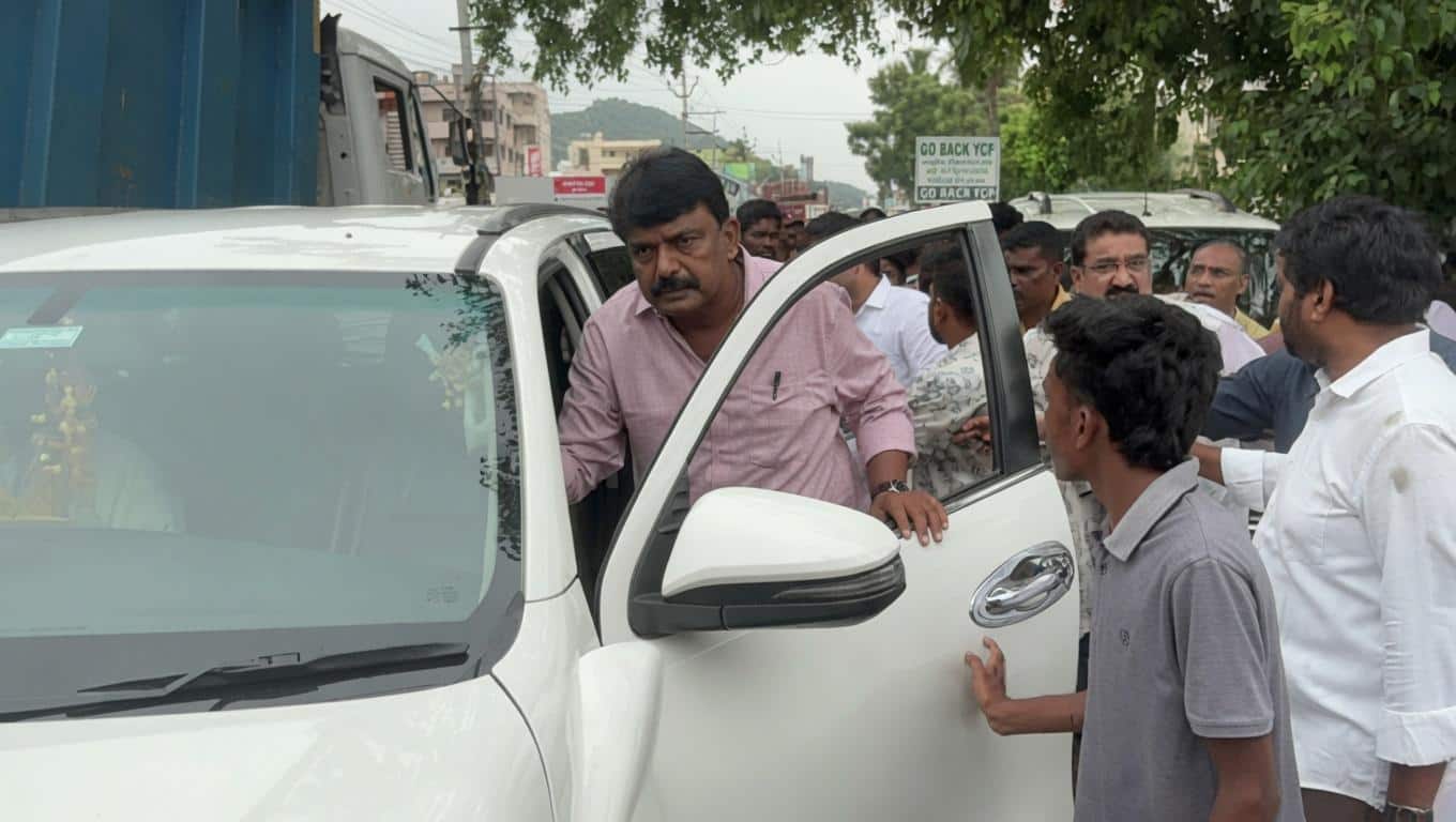 Amaravati Tension: అమరావతిలో వైసీపీ నేతల పర్యటనలో రౌడీషీటర్లు.. 3 కేసులు నమోదు చేసిన తాడేపల్లి పోలీసులు
