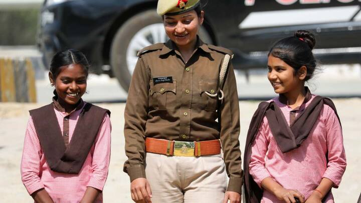 पांचवां और आखिरी तरीका है तनाव यानी स्ट्रेस से दूर रहना. बहुत ज्यादा स्ट्रेस लेने से शरीर के हार्मोन सिस्टम पर असर पड़ता है, जिससे ग्रोथ हार्मोन भी प्रभावित हो सकता है. इसलिए खुश रहना, समय पर खाना खाना और एक्टिव लाइफस्टाइल अपनाना बहुत जरूरी है. साथ ही जंक फूड, कोल्ड ड्रिंक और ज्यादा मीठी चीजों से दूरी बनाना भी फायदेमंद रहता है, क्योंकि यह शरीर के सही पोषण में रुकावट डाल सकते हैं.