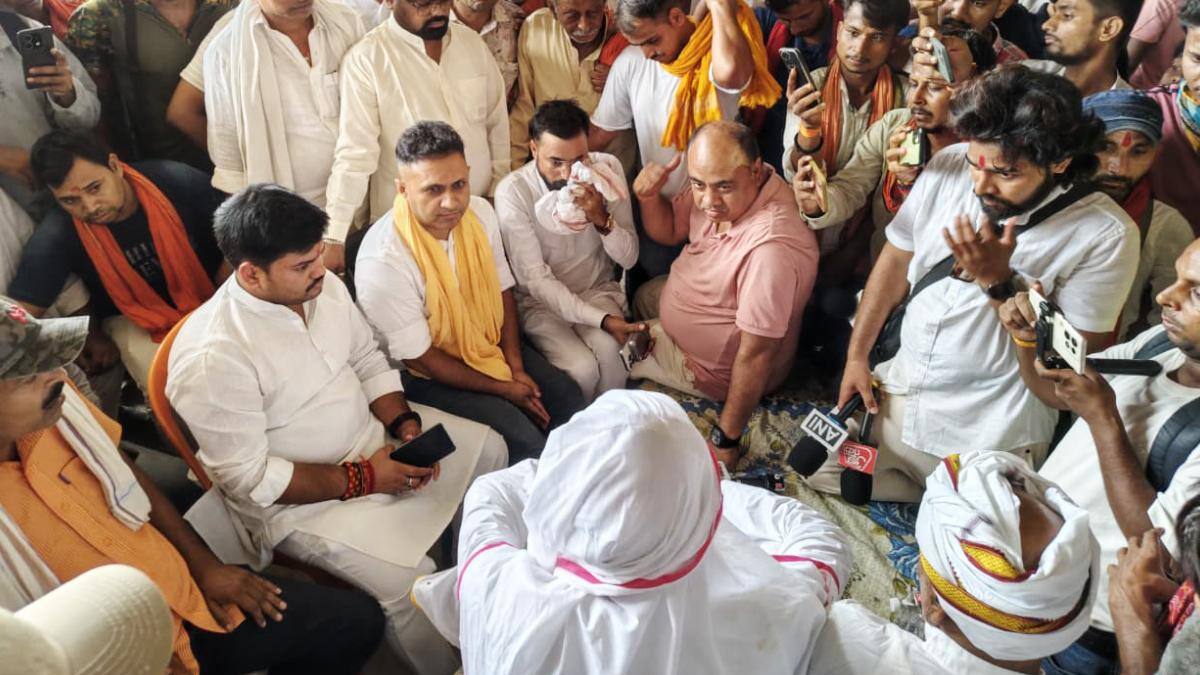 भरत तिवारी एनकाउंटर: परिवार से मिले BJP विधायक आनंद मिश्रा, बोले- 'STF को बुलाने का निर्णय…'