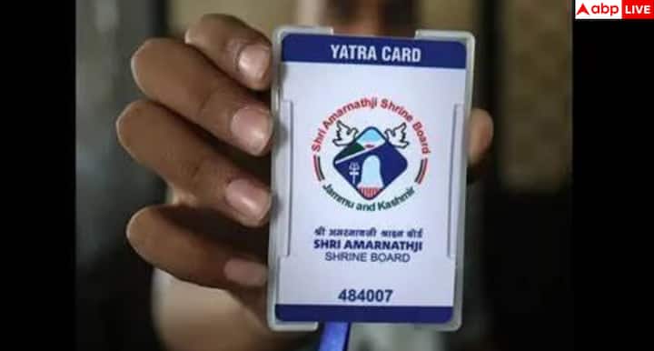 अमरनाथ यात्रा के प्रवेश द्वार पर सुरक्षा अधिकारी श्रद्धालुओं के RFID कार्ड और QR कोड स्कैन कर रहे हैं. यात्रियों के गले में RFID टैग, आधुनिक स्कैनर, व्यवस्थित कतार और हाई-टेक सुरक्षा व्यवस्था. फोटो-रियलिस्टिक, बिना टेक्स्ट.
