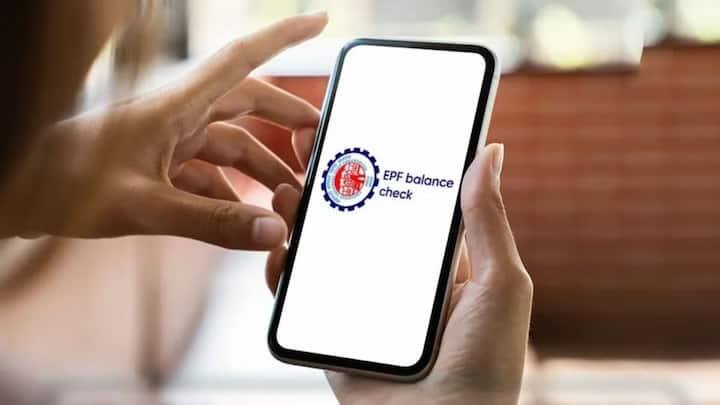 4. અધૂરું KYC - મોટાભાગના લોકો જ્યારે ફંડ ઉપાડવાનું કે ટ્રાન્સફર કરવાનું હોય ત્યારે છેલ્લી ઘડીએ જ KYC વિશે જાગૃત થાય છે. જો તમારું બેંક ખાતું, PAN અને આધાર નંબર UAN સાથે યોગ્ય રીતે લિંક અને વેરિફાય થયેલ નહીં હોય, તો તમારી ટ્રાન્સફર રિક્વેસ્ટ હોલ્ડ પર મુકાઈ જશે. નોકરી બદલતા પહેલા ઓનલાઈન પોર્ટલ પર તમારું KYC સ્ટેટસ ચેક કરી તેને અપડેટ રાખો.