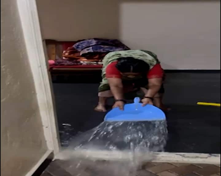 તો પનવેલ વિસ્તારમાં પણ આવી જ સ્થિતિ જોવા મળી હતી. જ્યા રસ્તાઓ બેટમાં ફેરવાયા હતા. હાલ મુંબઈમાં વરસાદ રોકાયો છે અને મોટાભાગના સ્થળોએથી પાણી ઓસરી ગયા છે. મુંબઈમાં આજે વરસાદનું ઓરેન્જ એલર્ટ છે. તો આ તરફ ભિવંડીમાં પણ ધોધમાર વરસાદ વરસ્યો હતો. ભારે વરસાદના કારણે ભિવંડીના રસ્તાઓ જળમગ્ન થઈ ગયા હતા. મુખ્ય બજારમાં તો દુકાનોમાં પાણી ઘૂસી જતા વેપારીઓને નુકસાન થયું છે. તીનબત્તી, ભાજી માર્કેટ, નિઝામપુરા, આમપાડા, ખંડૂપાડા રોડ, વંજારપટ્ટી સહિત અનેક વિસ્તારોમાં રસ્તાઓ પર જળબંબાકારની સ્થિતિ સર્જાઈ હતી. સોસાયટીઓમાં પણ પાણી ભરાઈ જતા જનજીવન અસ્તવ્યસ્ત થઈ ગયું