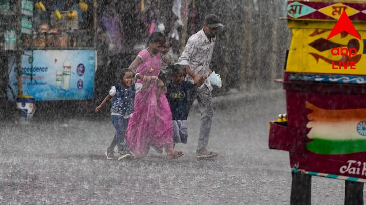 দক্ষিণবঙ্গে আজ আংশিক মেঘলা আকাশ থাকার সম্ভাবনা রয়েছে। কলকাতার কয়েকটি জায়গায় বৃষ্টি হতে পারে। তবে গরম কমবে না, বরং বাড়তে পারে আর্দ্রতাজনিত অস্বস্তি। পুরুলিয়া, বাঁকুড়া, পশ্চিম মেদিনীপুর, ঝাড়গ্রাম, পূর্ব ও পশ্চিম বর্ধমান, বীরভূম, মুর্শিদাবাদে কমলা সতর্কতা জারি করা হয়েছে।