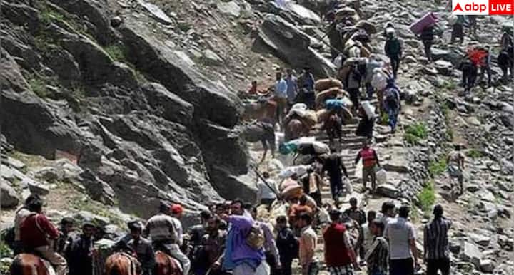 भगवती नगर बेस कैंप से पहला जत्था रवाना होता हुआ. हाथों में तिरंगा और धार्मिक ध्वज लिए श्रद्धालु, बसें, सुरक्षा बल, 
