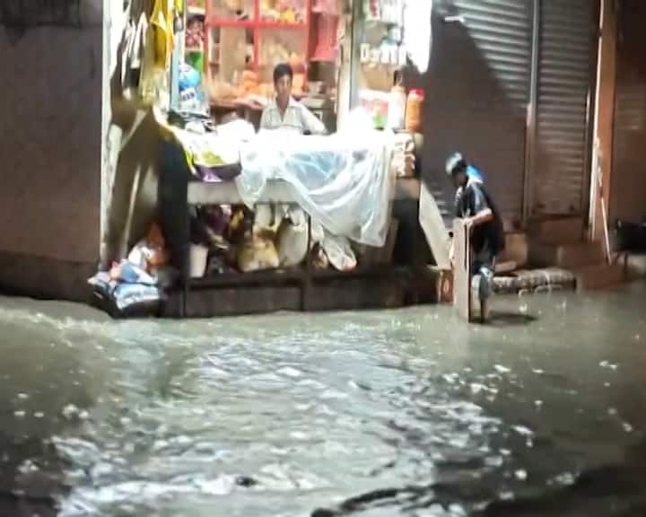 Mumbai Rain: મુંબઈમાં મોડી રાત્રે મુશળધાર વરસાદ વરસ્યો હતો. જેના કારણે નીચાણવાળા વિસ્તારો અને સબવેમાં પાણી ભરાઈ ગયા હતા. ભારે વરસાદના કારણે રસ્તાઓ પર જળબંબાકારની સ્થિતિ સર્જાતા ટ્રાફિકની રફતાર ધીમી પડી ગઈ છે. સાથે જ અમુક સ્થળોએ લોકલ ટ્રેન સેવા પણ પ્રભાવિત થઈ છે. મુંબઈના વાશી વિસ્તારમાં રસ્તાઓ પર ઘૂંટણસમા પાણી ભરાઈ ગયા છે. જેના કારણે લોકોને હાલાકીઓનો સામનો કરવો પડ્યો હતો. અંધેરી વિસ્તારમાં સબવેમાં પાણી ભરાઈ જતા ટ્રાફિકને ડાયવર્ટ કરવો પડ્યો હતો.