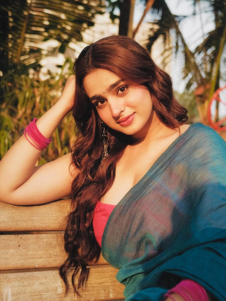During this time, Ayesha Khan said in the vlog, 'Something or the other often happens to me. So I always have a story to tell. Ayesha Khan said, I am unwell since this morning. I was not able to get up at all.