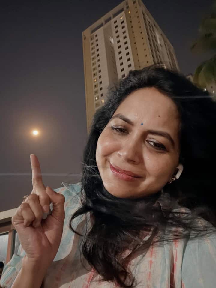 'చందమామ రావే అంటే వచ్చేసింది. ఇట్స్ బ్రైట్ అండ్ బ్యూటిఫుల్' అంటూ సునీత ఈ సెల్ఫీలు షేర్ చేశారు. (Image Courtesy: upadrastasunitha / Instagram)
