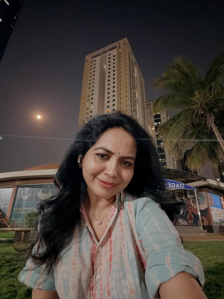Singer Sunitha Latest Selfie Photos: ఇటీవల సింగర్ సునీత వార్తల్లో నిలిచారు. మై బాడీ మై విష్, హిజ్ ఐస్ హిజ్ రైట్ అంటూ ఫెమినిజంపై ఆమె చేసిన కామెంట్స్ వైరల్ అయ్యాయి. వాటిపై సింగర్ చిన్మయి అభ్యంతరం వ్యక్తం చేయడం, మళ్ళీ సునీత కౌంటర్ ఇవ్వడం... భిన్నాభిప్రాయాలు వ్యక్తమయ్యాయి. ఆ ఇష్యూ తర్వాత తొలిసారి ఇన్స్టాగ్రామ్లో సునీత సెల్ఫీలు పోస్ట్ చేశారు. (Image Courtesy: upadrastasunitha / Instagram)
