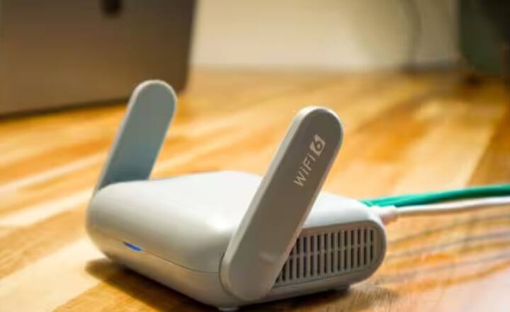 Wifi Router: ઘરના લગભગ દરેક સ્માર્ટ ડિવાઇસ ઇન્ટરનેટ પર વધુને વધુ નિર્ભર થઈ રહ્યા છે. સ્માર્ટફોન, સ્માર્ટ ટીવી, લેપટોપ, સુરક્ષા કેમેરા, સ્માર્ટ સ્પીકર્સ અને અન્ય સ્માર્ટ ગેજેટ્સ સતત Wi-Fi સાથે જોડાયેલા રહે છે. ઇન્ટરનેટ સ્પીડમાં થોડો ઘટાડો પણ વિડિઓ કૉલ્સથી લઈને ઑનલાઇન મીટિંગ્સ, ગેમિંગ અને વિડિઓ સ્ટ્રીમિંગ સુધીની દરેક વસ્તુને અસર કરી શકે છે. લોકો ધીમી ઇન્ટરનેટ સેવા અથવા ઓછી કિંમતના પ્લાનને જવાબદાર માને છે, પરંતુ ઘણા માને છે કે વાસ્તવિક સમસ્યા Wi-Fi રાઉટર અથવા નજીકમાં મૂકવામાં આવેલી વસ્તુઓની ખોટી પ્લેસમેન્ટમાં રહેલી છે. ચાલો હવે સમજાવીએ કે Wi-Fi રાઉટરની ઉપર ક્યારેય કઈ વસ્તુઓ ન મૂકવી જોઈએ કારણ કે રોકેટ-સ્પીડ પણ ધીમી પડી શકે છે.