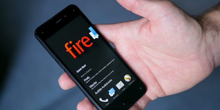 Amazon ने स्मार्टफोन मार्केट में अपना हाथ आजमाया था. बता दें कि कंपनी ने एक Fire Phone बाजार में उतारा था जो एंड्रॉयड फोन की दुनिया में एक अनोखा फोन बनकर रह गया. जानकारी के लिए बता दें कि इस फोन के फ्रंट में चार कैमरे लगाए गए थे जो यूजर की आंखों की एक्टिविटी को ट्रैक करके डिस्प्ले पर 3D जैसा इफेक्ट दिखाते थे. हालांकि, ये टेक्नोलॉजी उस समय काफी एडवांस थी लेकिन लोगों को इसकी जरूरत नहीं महसूस हुई. इसके अलावा इसमें गूगल की कई सारी सर्विस भी मौजूद नहीं थी जो लोगों को पसंद नहीं आया. इसीलिए इसकी ज्यादा कीमत और खराब ऐप सिस्टम के कारण ये फोन भी मार्केट में एक फ्लॉप डिवाइस रहा.