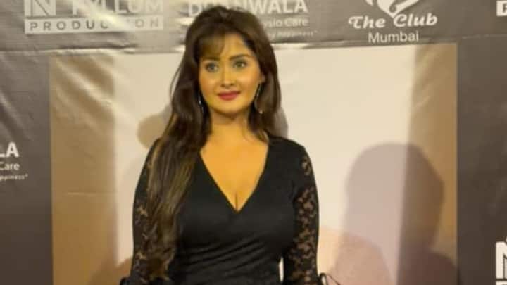 Kanchi Singh comparece à festa de aniversário de Mohit Kapoor usando um vestido midi de renda preta com decote em V e mangas largas com detalhes em gravata.