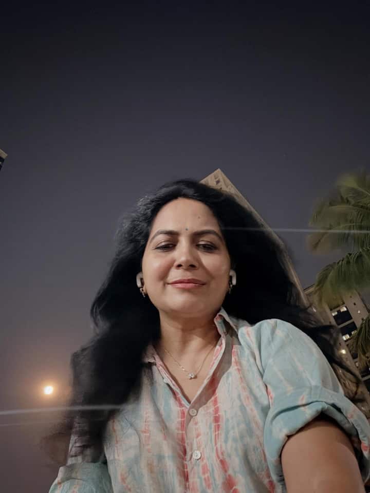 'మై బాడీ మై రైట్' అని అమ్మాయిలు అంటే... 'చూసే వాడి కళ్లు వాడి ఇష్టం కదా' అని ఓ ఇంటర్వ్యూలో సునీత చేసిన వ్యాఖ్యలు మహిళలకు మరింత డ్యామేజ్ చేసే విధంగా ఉన్నాయని సింగర్ చిన్మయి అభ్యంతరం వ్యక్తం చేశారు. (Image Courtesy: upadrastasunitha / Instagram)