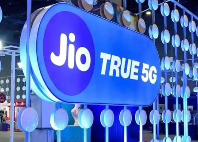 આ Jio OTT પાસની કિંમત ₹200 છે અને તે 28 દિવસ માટે માન્ય છે. આ પ્લાન કુલ 30GB હાઇ-સ્પીડ ડેટા પણ આપે છે. જો કે, ડેટા મર્યાદા પૂર્ણ થયા પછી, ઇન્ટરનેટ સ્પીડ 64Kbps સુધી ઘટી જશે. જો કે, આ પ્લાન ફક્ત ડેટા લાભો સાથે આવે છે તેથી તેનો લાભ લેવા માટે વપરાશકર્તાઓ પાસે પહેલાથી જ સક્રિય બેઝ પ્લાન હોવો આવશ્યક છે.