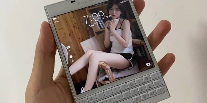 BlackBerry Passport is also included in the list of unique smartphones. The company had prepared the design of this phone in a completely different way. Let us tell you that it had an almost square shaped 4.5 inch display, below which there was only a three-line physical keyboard. However, many symbols were not present in the keyboard, hence people needed separate software. Although the phone could not give very good performance in the market, even today people like its design a lot.