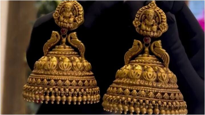 బ్లీచ్, బలమైన యాసిడ్లు లేదా ఇతర ఘాటైన క్లీనింగ్ కెమికల్స్ను బంగారు ఆభరణాలపై ఉపయోగించకండి. ఇవి ఆభరణాల మెరుపును దెబ్బతీసే అవకాశం ఉంది.