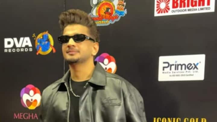 Munawar Faruqui attends the award ceremony wearing a stylish black leather jacket paired with black trousers.
