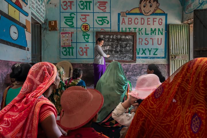 इस भर्ती में आवेदन करने के लिए महिला उम्मीदवार को किसी भी मान्यता प्राप्त बोर्ड से 12वीं पास होना जरूरी होगा. कुछ जिलों के लिए स्थानीय निवास से जुड़ी शर्तों भी लागू हो सकती है. तो उम्मीदवार को सलाह दी जाती है कि आवेदन से पहले नोटिफिकेशन जरूर पढ़ लें.