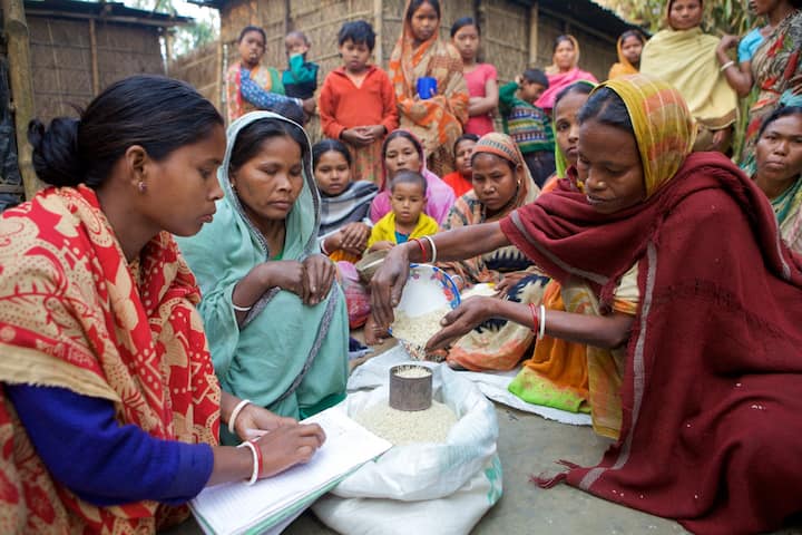इस भर्ती में आवेदन करने के लिए महिला उम्मीदवार ऑनलाइन आवेदन कर सकती हैं. आवेदन करने के लिए सबसे पहले आधिकारिक वेबसाइट upanganwadibharti.in पर जाएं.अपने जिले की भर्ती का नोटिफिकेशन पढ़ें.जरूरी डॉक्यूमेंट अपलोड करें. और फॉर्म को सबमिट कर के उसका प्रिंटआउट अपने पास सुरक्षित रख लें.
