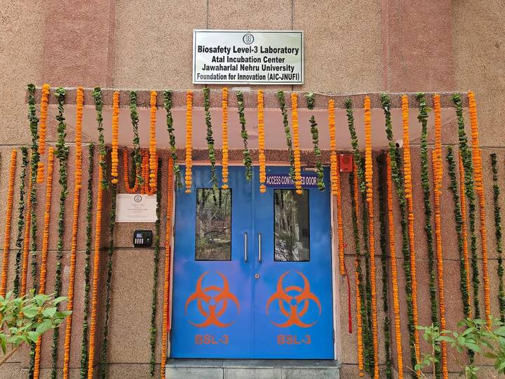 इस भर्ती में आवेदन के लिए योग्यता भी पदों के हिसाब से अलग अलग तय की गयी है. 10वीं पास, 12वीं पास, आईटीआई, डिप्लोमा, ग्रेजुएशन, पोस्ट ग्रेजुएशन, बीई/बीटेक, एमसीए, एमटेक और पीएचडी तक के उम्मीदवार आवेदन कर सकते हैं. कुछ पदों के लिए उम्मीदवार के पास अनुभव और सम्बंधित फील्ड में योग्यता भी मांगी गई है. अधिक जानकारी के लिए उम्मीदवार आधिकारिक नोटिफिकेशन को ध्यान से पढ़ें.