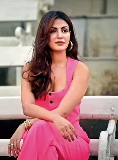 तिची, त्याला कुटुंबापासून दूर ठेवणे, ड्रग्जचा व्यवहार करणे या आरोपांखाली अभिनेत्रीची चौकशी करण्यात आली होती. या काळात तिने 27 दिवस न्यायालयीन कोठडीत घालवले. रियाने तिच्यावरील सर्व आरोप फेटाळून लावले.