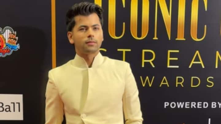 Sidhhart Nigam appears at the award ceremony wearing a yellow bandhgala with assymetrical button Jacket.