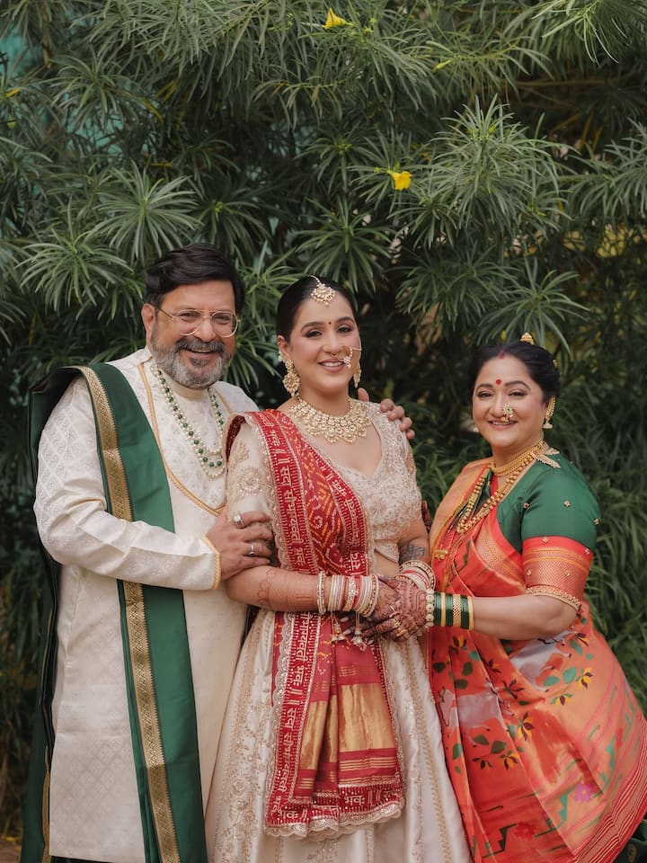 Bhavya is looking very beautiful in this photo. She is also living this beautiful moment with mother Kalpana and father Mehul Butch.