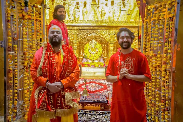 4 जुलाई 2026 को बागेश्वर धाम के पीठाधीश्वर पंडित धीरेंद्र शास्त्री का जन्मदिन है. उससे पहले अनंत अंबानी उनसे मिलने छत्तरपुर पहुंचे. यहां बागेश्वर धाम में उन्होंने विशेष पूजा अर्चना की.