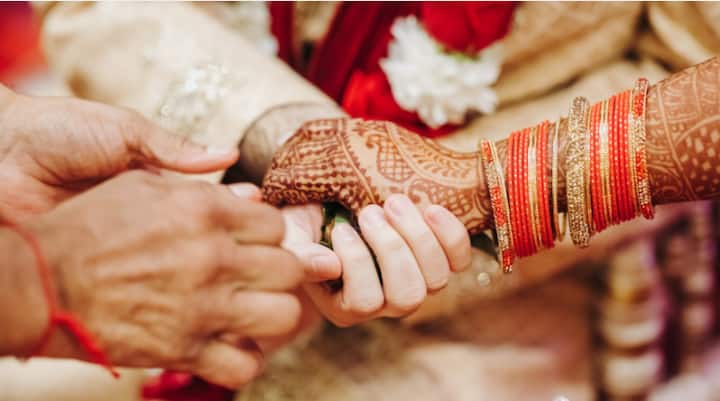 মামলাকারীর দাবি, হিন্দু রীতি-নীতি মেনে বিবাহ সারেননি তিনি। ওই মহিলার সঙ্গে একত্রে থাকেনওনি কখনও। ভুল বুঝিয়ে তাঁকে সই করে নেওয়া হয়েছে বলেও অভিযোগ তোলেন।