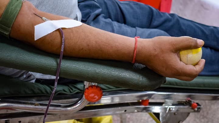 बड़े राज्यों से अलग अगर हम भारत के उत्तर-पूर्वी राज्यों की तरफ नजर डालें तो वहां का राज्य मिजोरम पूरे देश के लिए मिसाल बना हुआ है. स्वैच्छिक रक्तदान के मामले में मिजोरम भी सबसे आगे है.
