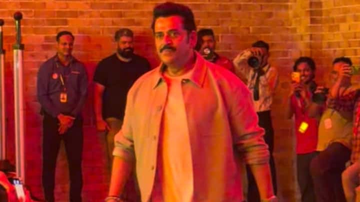 Ravi Kishan was also spotted promoting Dhamaal 4. The actor looked stylish and full of energy as he attended the film's promotional event. Dressed in a light-coloured jacket paired with matching trousers, Ravi Kishan was seen warmly interacting with children. (Image Source: ABP Live)