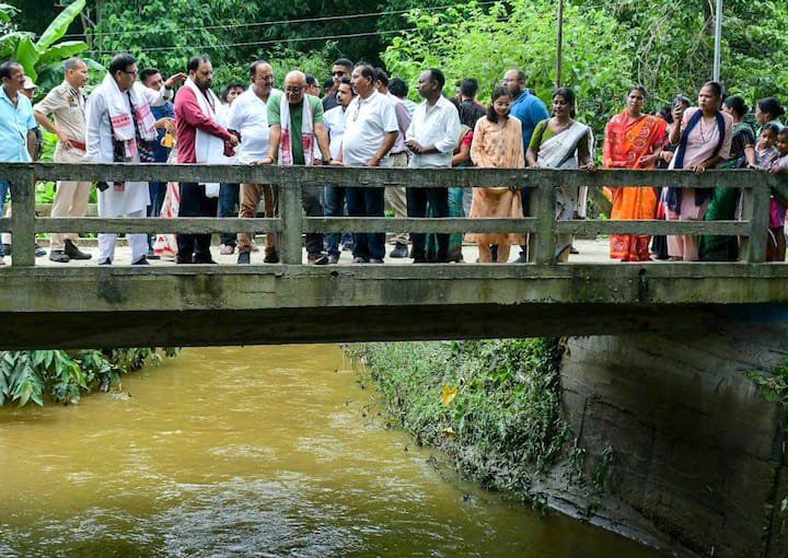 असम के बिश्वनाथ जिले के ब्रह्माजन और धेमाजी जैसे बाढ़ प्रभावित क्षेत्रों में स्थिति बेहद गंभीर बनी हुई है. भारी बारिश और नदियों के उफान के कारण हुए कटाव ने व्यापक तबाही मचाई है.