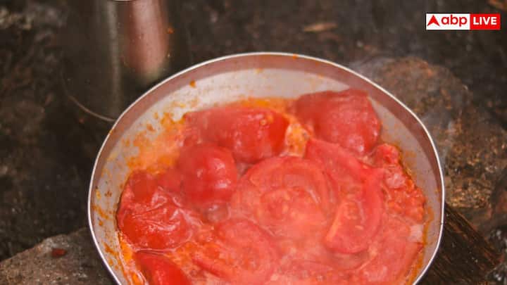 Tomato chutney adds mild sour and sweet taste to the food. Tomatoes are ground after cooking by adding garlic, whole red chillies, salt and a little jaggery, then seasoning of mustard seeds and curry leaves is applied. It can be eaten with idli, dosa, uttapam, toast or hot ghee rice.