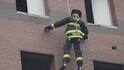 Firefighter Proposal: જીવ બચાવવાના બહાને બોલાવી, પછી બધાની સામે કર્યુ પ્રપૉઝ! ફાયર ફાઇટરનું સરપ્રાઇઝ જોઇ ગર્લફ્રેન્ડ દંગ