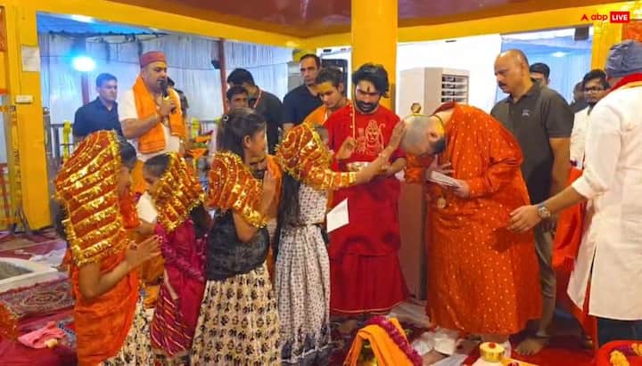 अनंत अंबानी ने 11 कन्याओं का विधिवत पूजन कर उन्हें उपहार और दक्षिणा अर्पित की. इसके साथ ही काशी से पधारे विद्वान ब्राह्मणों का सम्मान करते हुए उनका आशीर्वाद भी प्राप्त किया.