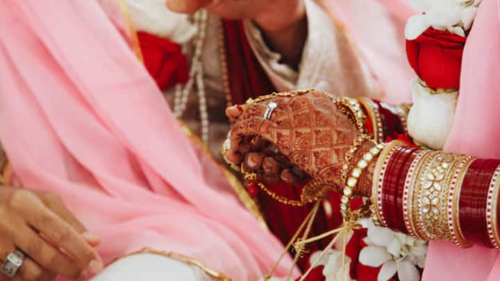 আদালত জানিয়েছে, আচার অনুষ্ঠান করে যে বিয়ে হয়নি, তা স্বীকার করেছেন দু’পক্ষই। স্বামী-স্ত্রীর সম্পর্কই গড়ে ওঠেনি তাঁদের মধ্যে। তাই ফ্যামিলি কোর্ট আবেদনকারীর আর্জিতে আমল না দিয়ে ভুল করেছে।