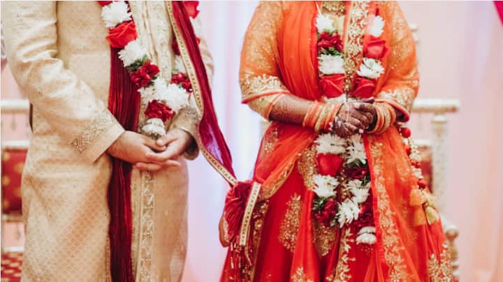 বিয়ে বাতিলের দাবিতে আদালতে সওয়াল করেন যে আইনজীবী, তাঁর দাবি ছিল, ওই ব্যক্তি ব্রিটেনে থাকেন। স্ত্রী থাকেন আমদাবাদে। তাঁর মক্কেল বিয়ের কথা জানতেই পারেন সার্টিফিকেট দেখে।